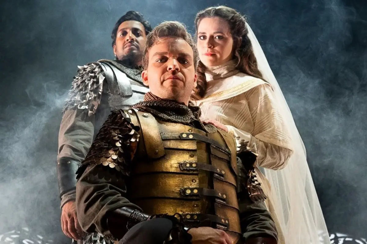 Vikrant Subramanian, Jannik Harneit und Susanna Edelmann stehen künftig als Lancelot, Artus und Guinevere im Musical „Artus – Excalibur“ am Theater Osnabrück auf der Bühne. / Foto: Jane Jachens
