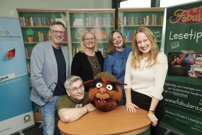 Möchten Kinder für das Lesen begeistern (von links): Peter Band (Public Entertainment AG), Jürgen Eick (Fabulara) Ina Eversmann (Bildungsregion), Ruth Brand (Westenergie) und Landrätin Anna Kebschull. / Foto: Landkreis Osnabrück/Uwe Lewandowski in Osnabrück (Gesamtstadt)