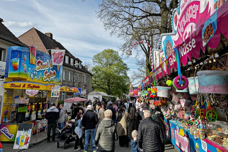 Lockt mit einem abwechslungsreichen Programm vom 17. Bis 19. April wieder Besucherinnen und Besucher nach Alt-Georgsmarienhütte: der Hüttenmarkt. / Foto: Stadt Georgsmarienhütte