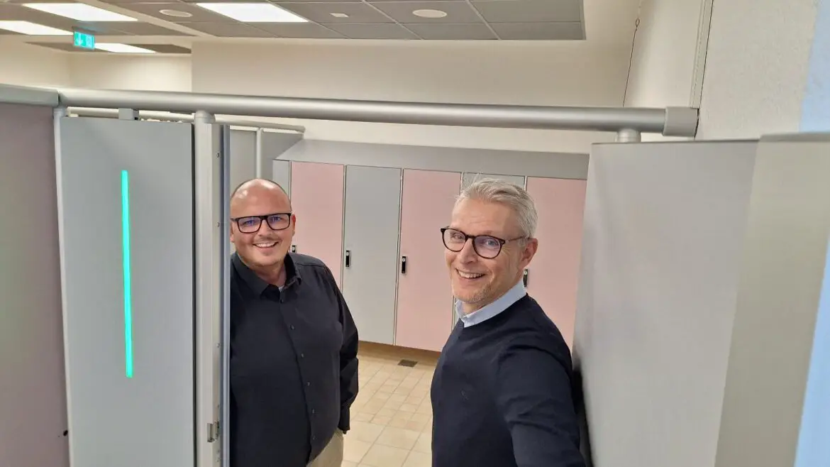 Schinkelbadleiter Jens Eick und Bäderchef Torsten Krier in der neuen barrierefreien Umkleide im Schinkelbad