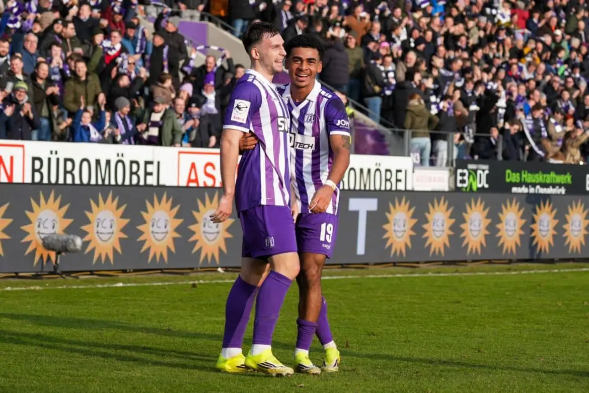 Torschütze Robin Meißner vom VfL Osnabrück bejubelt seinen Treffer mit Mannschaftskollege Kevin Wiethaup.