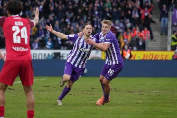 Jannik Müller (VfL Osnabrück, mi.) bejubelt seinen Treffer.