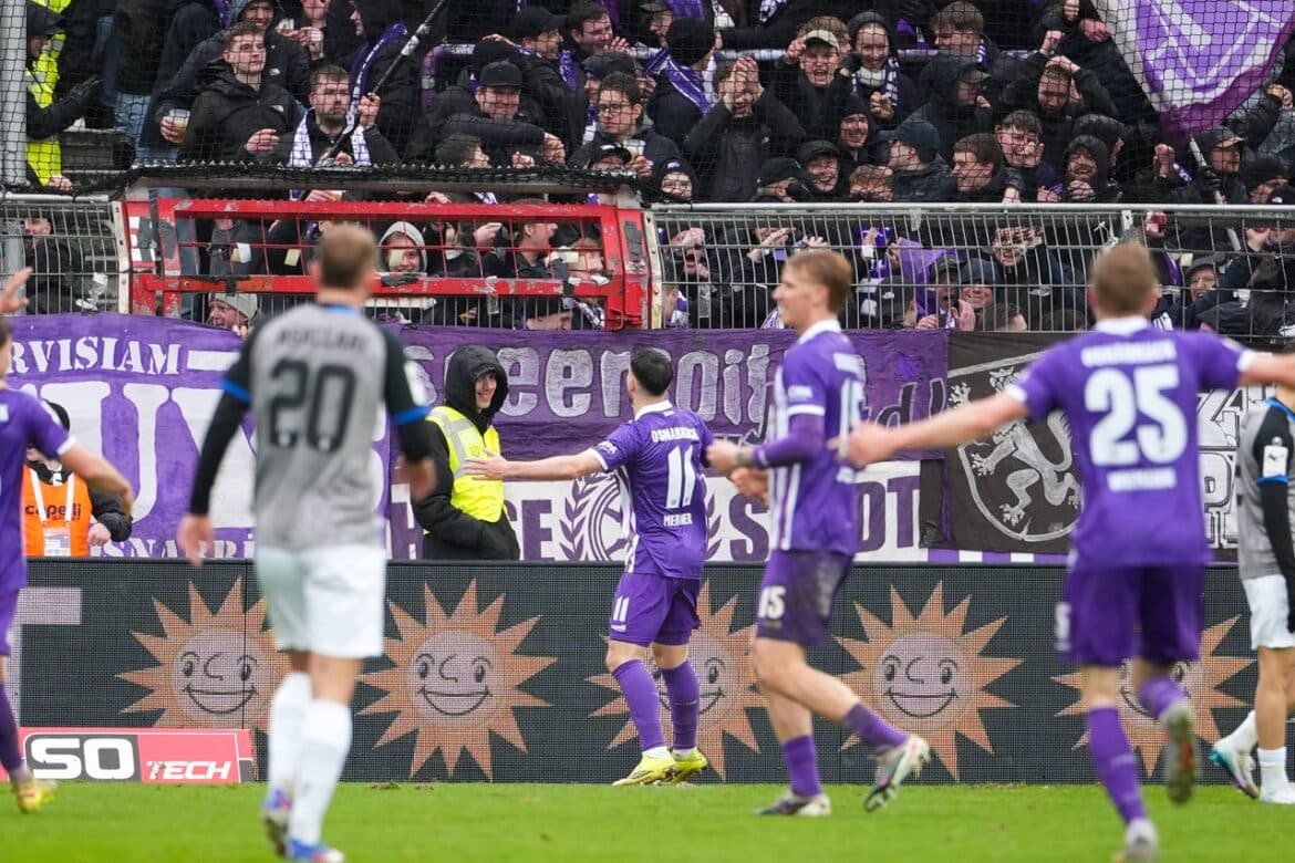 Robin Meißner (VfL Osnabrück) jubelt.