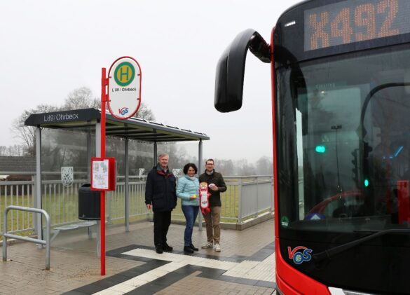Martin Peschke (PlaNOS), Marion Tamm (Weser-Ems Busverkehr GmbH) und Philip Hummert (Willy Hummert Omnibusverkehr GmbH, v.l.n.r.) stellen die neue Haltestelle in Ohrbeck vor.