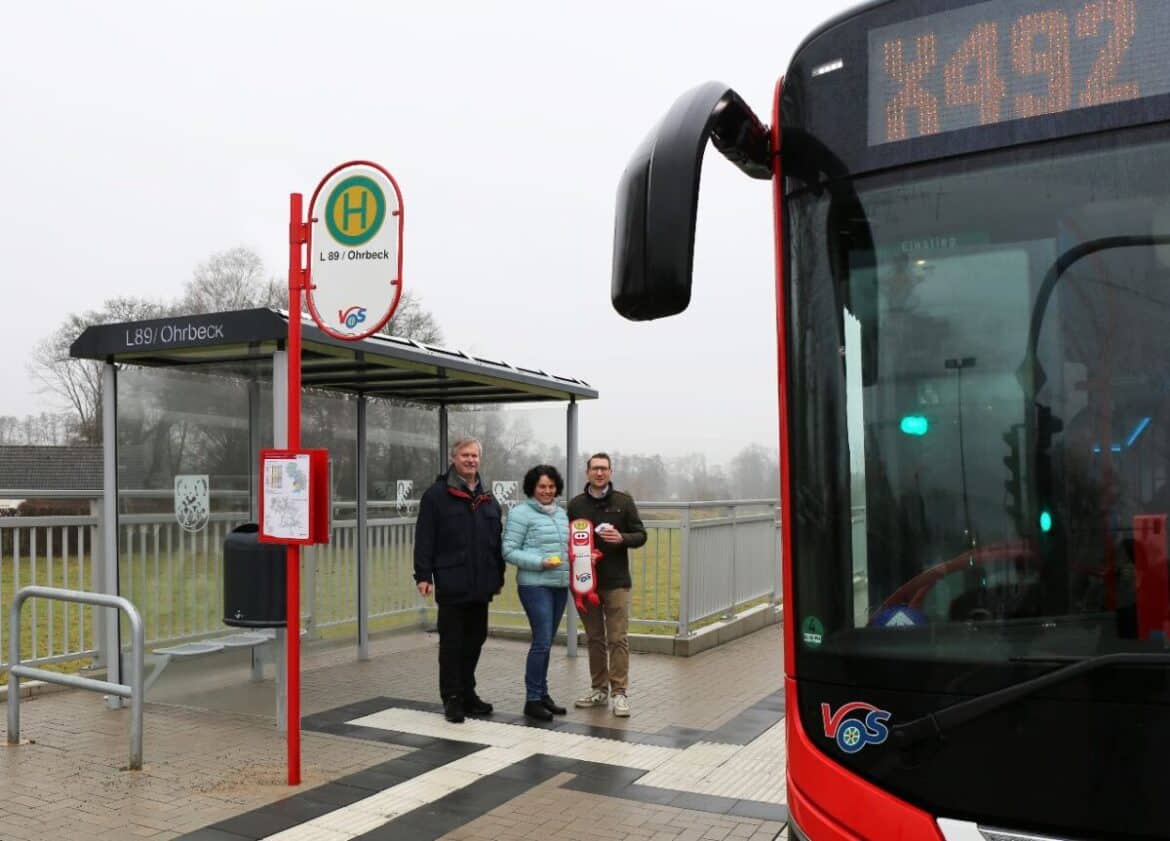Martin Peschke (PlaNOS), Marion Tamm (Weser-Ems Busverkehr GmbH) und Philip Hummert (Willy Hummert Omnibusverkehr GmbH, v.l.n.r.) stellen die neue Haltestelle in Ohrbeck vor.
