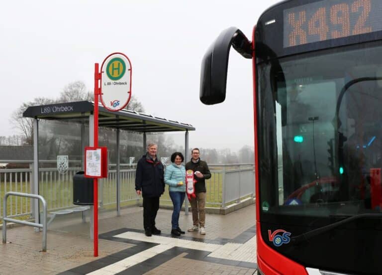 Martin Peschke (PlaNOS), Marion Tamm (Weser-Ems Busverkehr GmbH) und Philip Hummert (Willy Hummert Omnibusverkehr GmbH, v.l.n.r.) stellen die neue Haltestelle in Ohrbeck vor. in Hasbergen