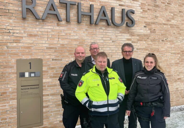 Die Kriminalbeamten Marco Rieger, Thorsten Lemke und Jana Friedrichs tauschten sich im Bissendorfer Rathaus mit Bernd Stegmann und Guido Halfter über ihre Arbeit aus in Bissendorf (Ort)