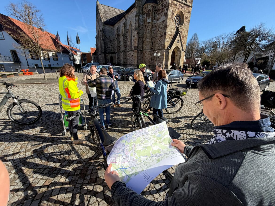 Vertreter aus Stadt und Landkreis Osnabrück, der Gemeinde Bissendorf sowie des Landes Niedersachsen machten sich gemeinsam mit dem Fahrrad auf den Weg, um die aktuelle Radwegesituation zu begutachten. / Foto: Gemeinde Bissendorf