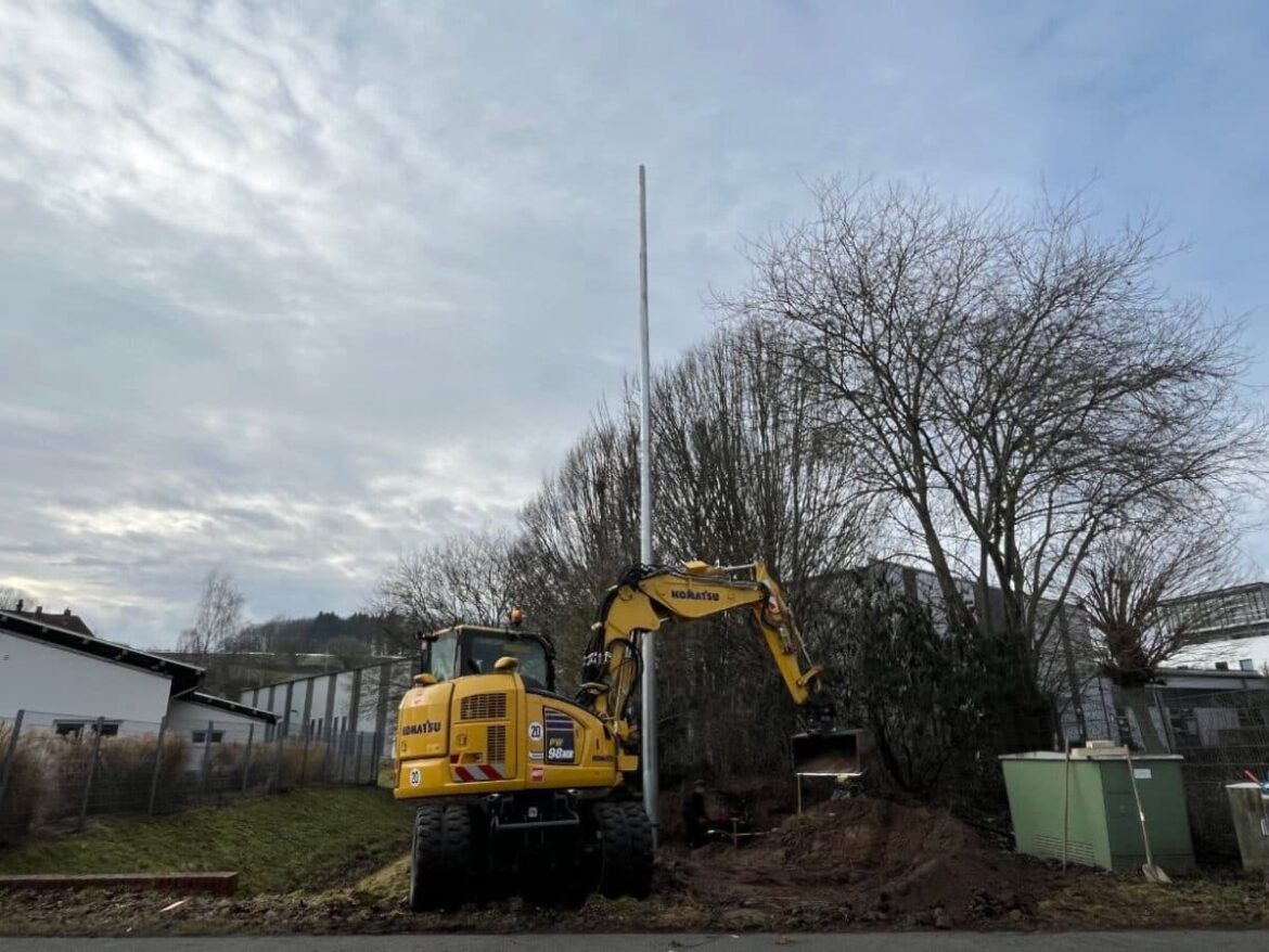 Der erste Sirenenmast im Gewerbepark Bissendorf steht bereits.