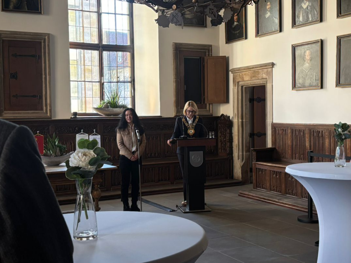 Oberbürgermeisterin Katharina Pötter empfängt Generalkonsul Dong Lin mit einer Dolmetscherin an ihrer Seite. 