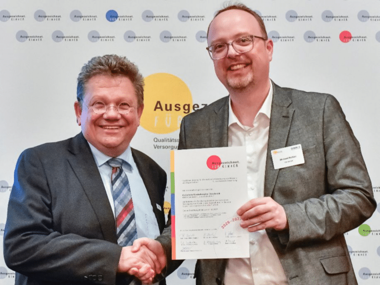 Der niedersächsische Minister für Soziales, Arbeit, Gesundheit und Gleichstellung, Dr. Andreas Philippi übergibt CKO Geschäftsführer Michael Richter die Auszeichnung. / Foto: Tom Figiel in Innenstadt