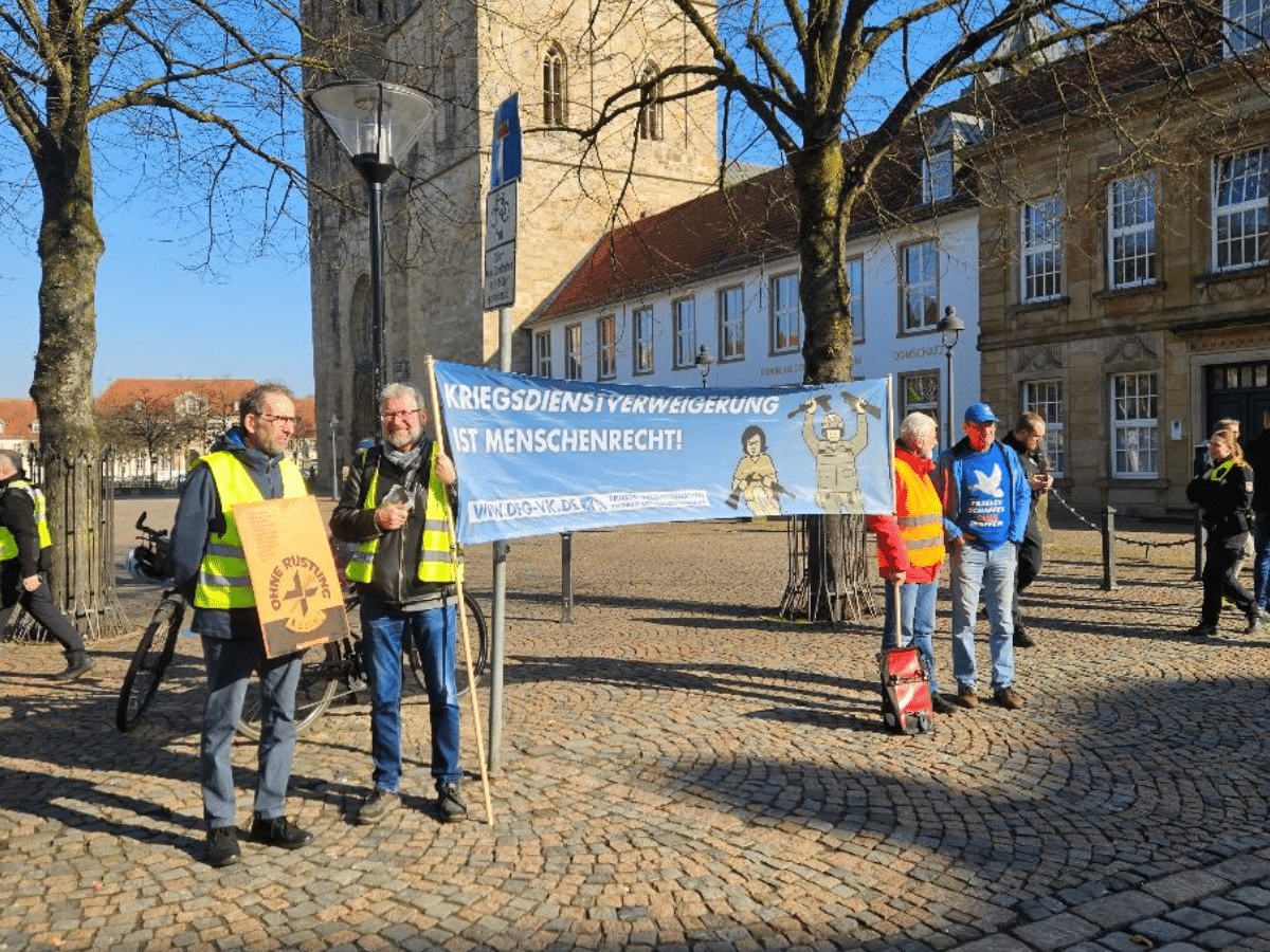 Mit Flyern, Schildern und Plakaten machen sie auf ihre Meinung aufmerksam. / Foto: Laura Hilgert