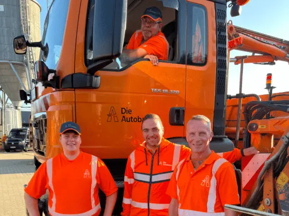 Eingeschworenes Team: Ansgar Hünnefeld (v.l.), Markus Hoffmeyer, Yannick Brüggemann und Lars Honerkamp. / Foto: Autobahn Westfalen