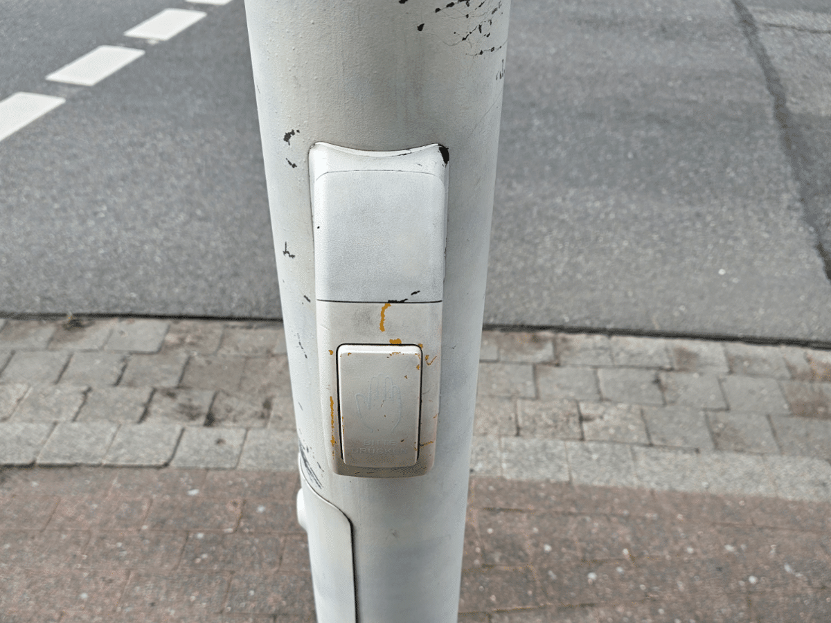Vandalismus wie dieser kostet die Stadt Osnabrück viel Geld. / Foto: Stadt Osnabrück, Team Verkehrstechnik