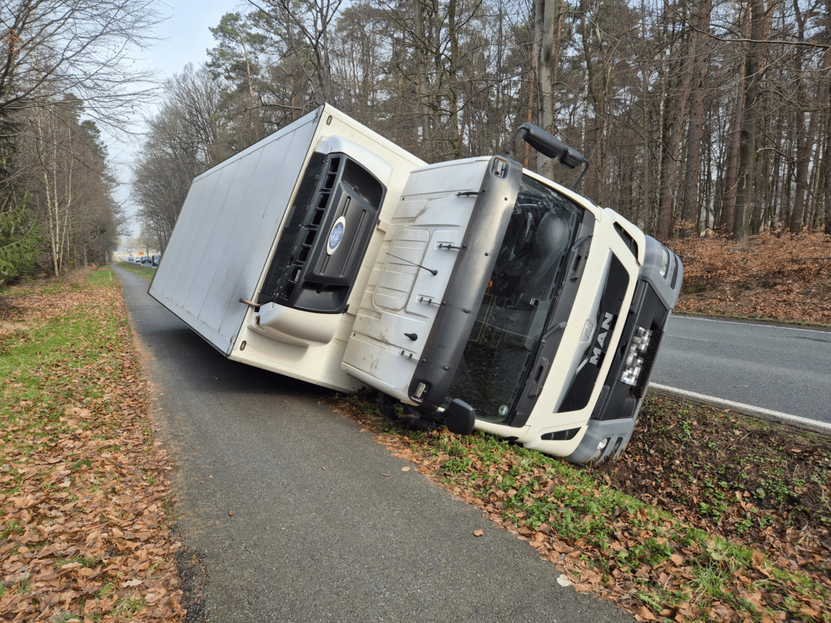 Icker Landstraße gesperrt: Lkw muss aus Graben geborgen werden Lkw in Graben
