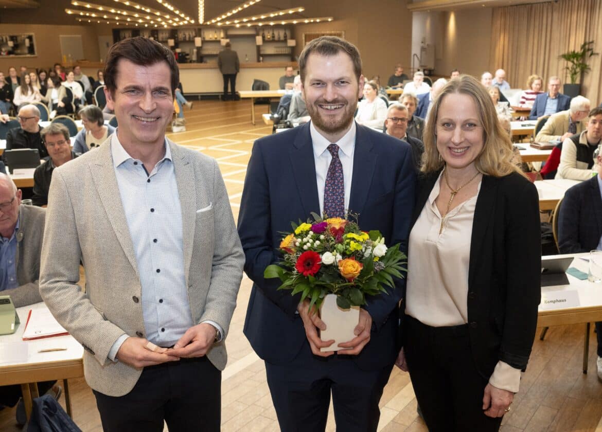 Landrätin Anna Kebschull und Vorsitzender des Kreistages André Berghegger gratulieren Malte Stakowski zur Wahl zum Ersten Kreisrat des Landkreises Osnabrück / Foto: Landkreis Osnabrück, H. Pentermann