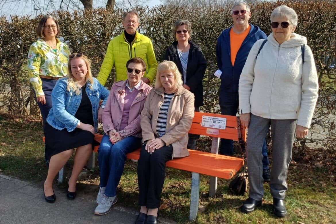Einweihung der orangenen Bank am Busbahnhof in Buer mit Bürgermeisterin Jutta Dettmann, Initiatorin Marianne Linder, Ortsbürgermeister Wilhelm Hunting, Gleichstellungsbeauftragter Katja Rauer, Christopher Mason vom SoVD Buer und weiteren Gästen / Foto: Stadt Melle