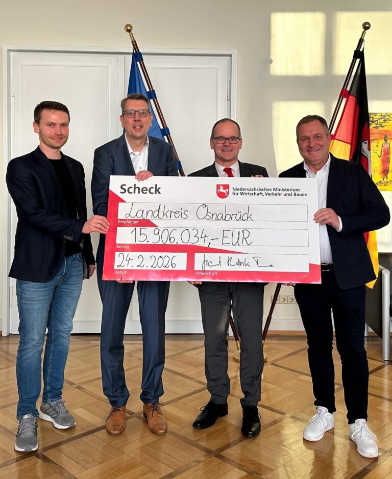 Jonas Pohlmann MdL, Dirk Holtgrewe (Geschäftsführer TELKOS), Minister Grant Hendrik Tonne, Guido Pott MdL / Foto: Wirtschaftsministerium in Landkreis Osnabrück (Region)