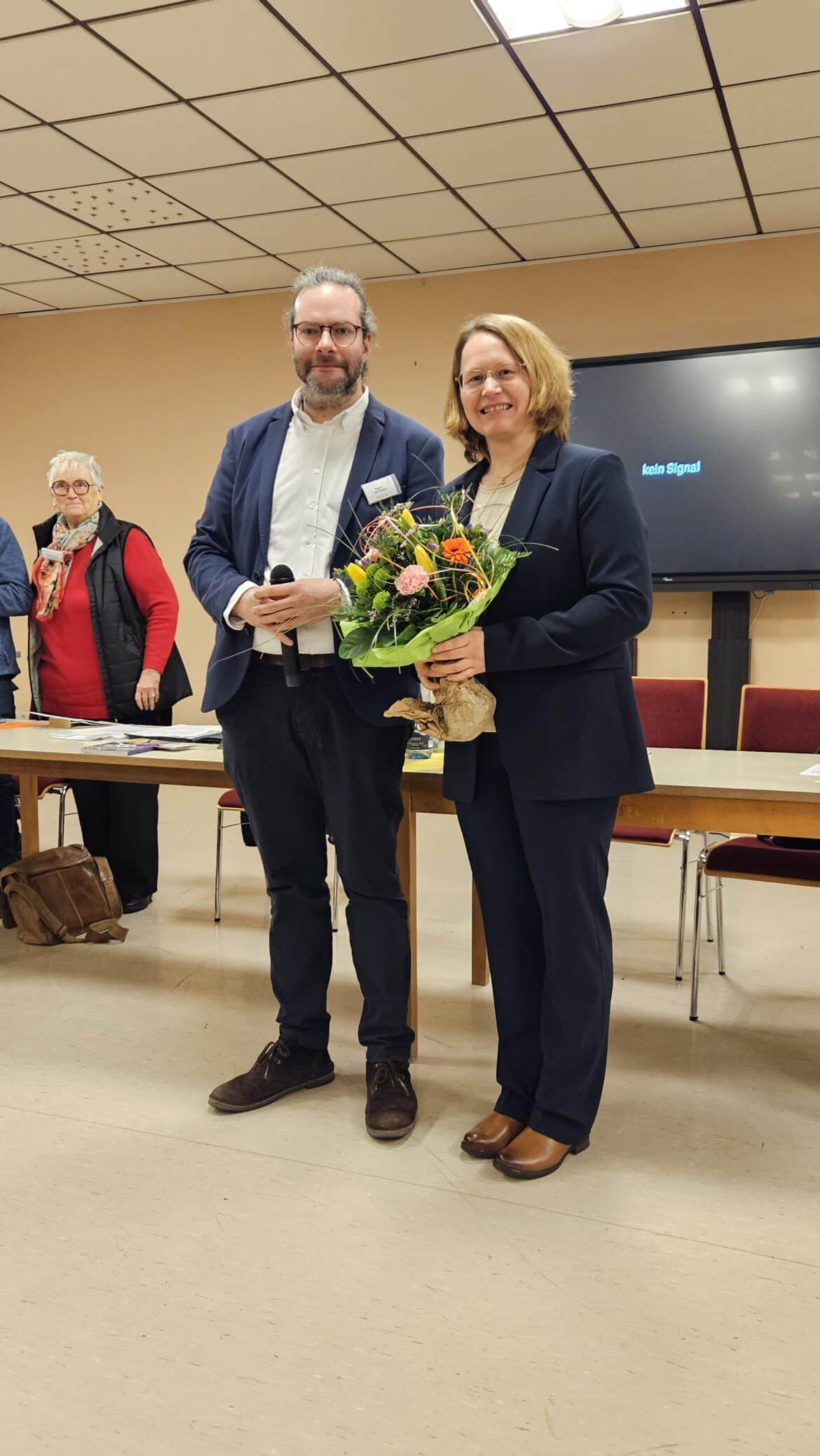 Der Wahlausschussvorsitzende Jan Ketges gratuliert Dr. Heidrun Gunkel zur erfolgreichen Wahl zur Superintendentin des Kirchenkreises Melle-Georgsmarienhütte / Foto: Ev.-luth. Kirchenkreis Melle-Georgsmarienhütte/Birte Hoppe
