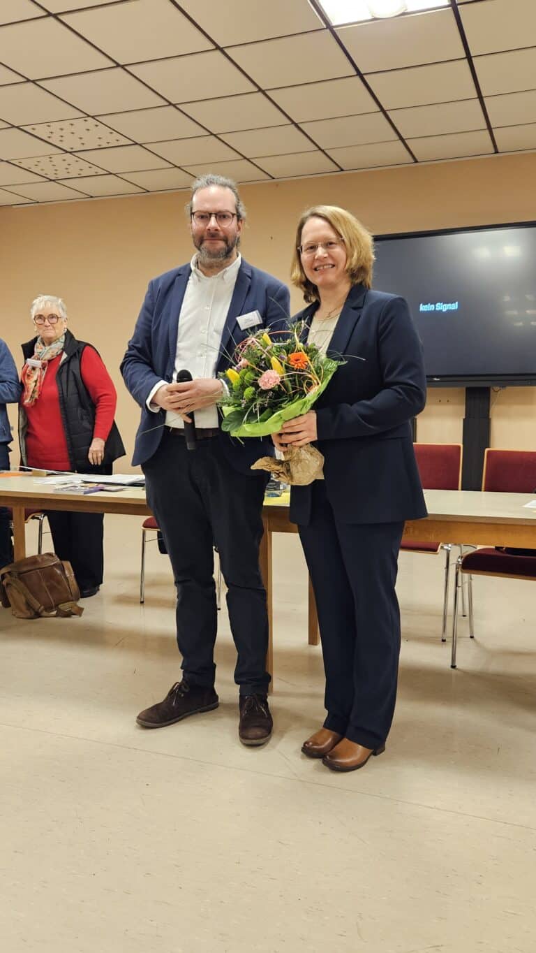 Der Wahlausschussvorsitzende Jan Ketges gratuliert Dr. Heidrun Gunkel zur erfolgreichen Wahl zur Superintendentin des Kirchenkreises Melle-Georgsmarienhütte / Foto: Ev.-luth. Kirchenkreis Melle-Georgsmarienhütte/Birte Hoppe in Landkreis Osnabrück (Region)