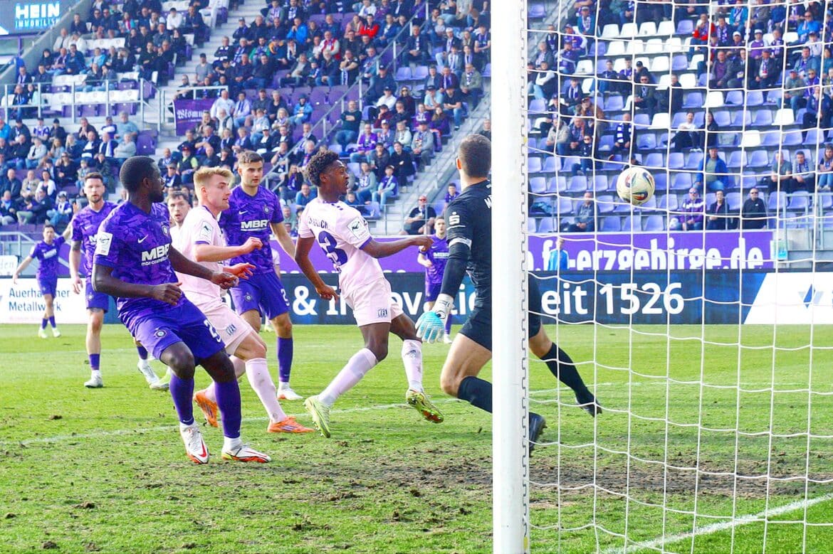 Tony Lesueur trifft zum 2:1 für den VfL Osnabrück.