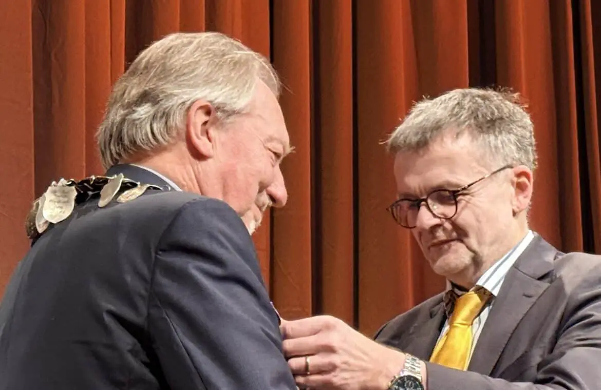 Dietmar Wischmeyer wird Osnabrücker Grünkohlkönig durch Dr. Felix Osterheider