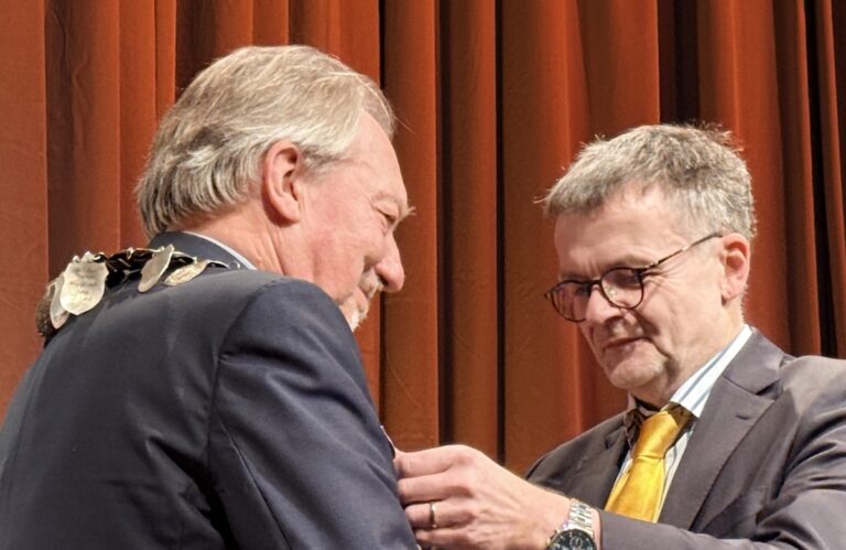 Dietmar Wischmeyer wird Osnabrücker Grünkohlkönig durch Dr. Felix Osterheider in Osnabrück (Gesamtstadt)