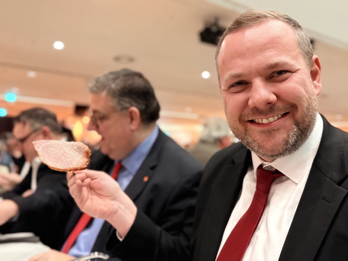 Auch SPD Oberbürgermeister-Kandidat Robert Alferink langt zu bei der Grünkohlmahlzeit