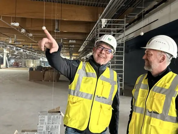 Marktkauf-MarktleiterTorsten Westebbe und Projektleiter Helmut Hübner besprechen den Stand der Bauarbeiten