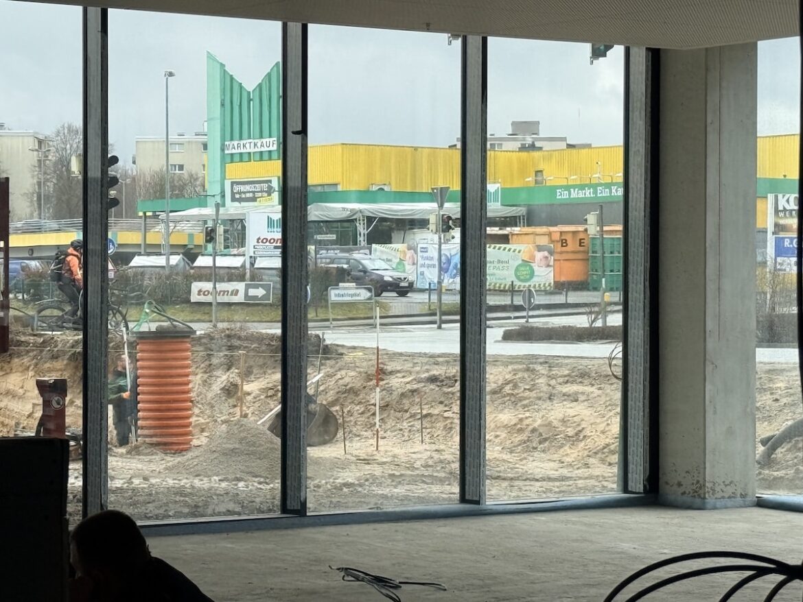 Blick zurück aus dem neuen Marktkauf in Belm auf das "Provisorium" gegenüber
