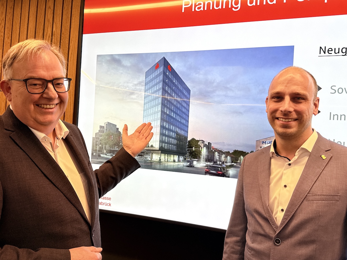 André Schüller, stellvertretender Vorstandsvorsitzender der Sparkasse Osnabrück und Vorstand Fabian Winkler präsentieren die Entwürfe für das Hochhaus am Berliner Platz