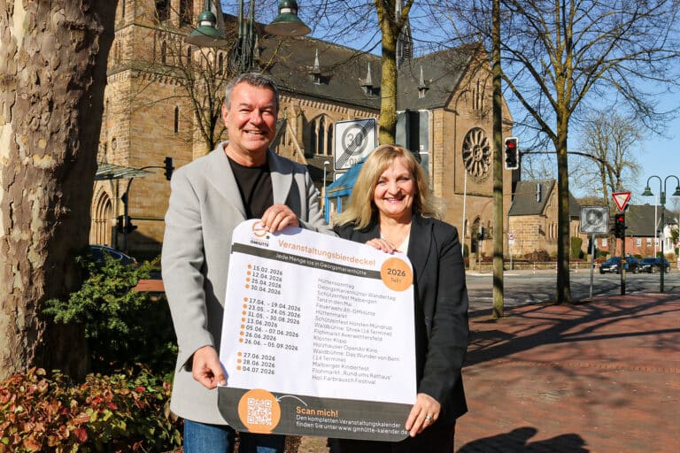 Freuen sich auf ein veranstaltungsreiches Jahr mit vielen Highlights in Georgsmarienhütte: Olaf Bick (Geschäftsführer Stadtmarketing GmbH) und Bürgermeisterin Dagmar Bahlo mit dem Bierdeckel im Großformat. / Foto: Stadtmarketing Georgsmarienhütte