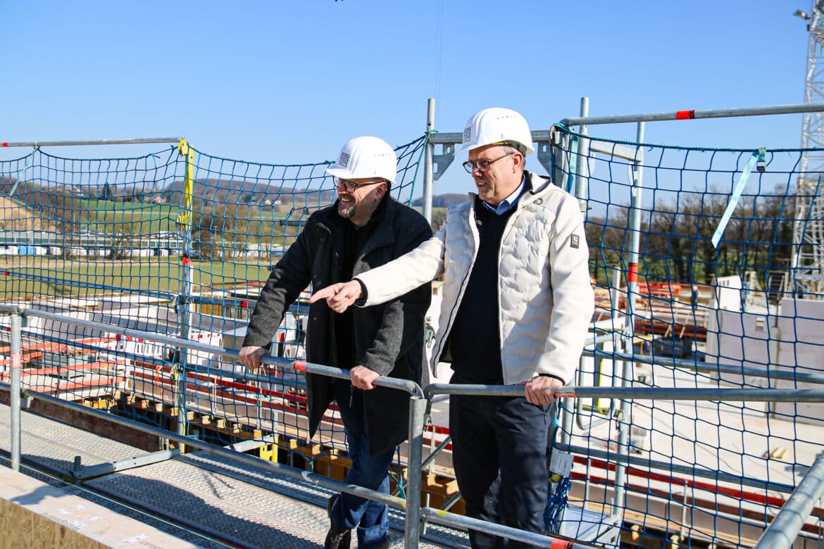 Besuch auf der Baustelle der neuen Michaelisschule (von links): Anton Hornstein, neuer Leiter des Fachbereichs V, Zentrales Gebäudemanagement, gemeinsam mit Projektleiter Jan-Henrik Blomenkamp / Foto: Stadt Georgsmarienhütte