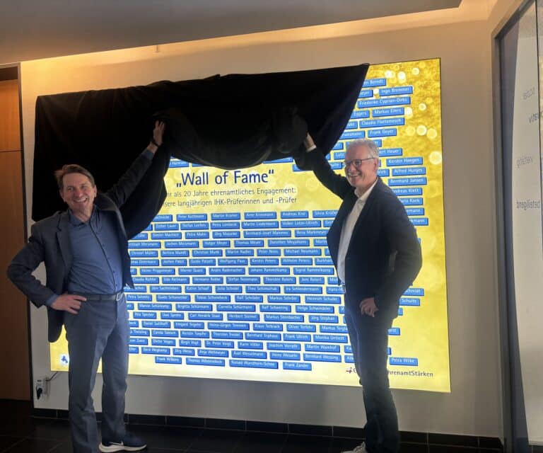 Marco Graf und Jochen Pabst enthüllen "Wall of Fame" / Foto: Lilli Würdemann in Innenstadt