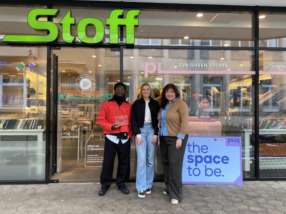 Vor der puq-Fläche in der Möserstraße stehen Kelly Wasajja (links), Gründerin des Xtract Studios, Julia Tepker (Mitte), Citymanagerin der Marketing Osnabrück GmbH, sowie Ilona Block (rechts), Inhaberin von Eva Green Stoffe. Beide Unternehmerinnen haben ihre Konzepte zunächst im Rahmen des pop up quartiers erprobt und führen ihre Geschäftstätigkeit nun dauerhaft fort.