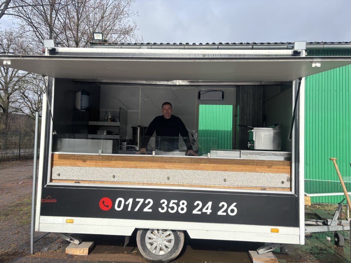 Dejan Pavicevic in seiner neuen Imbissbude. / Foto: Lilli Würdemann