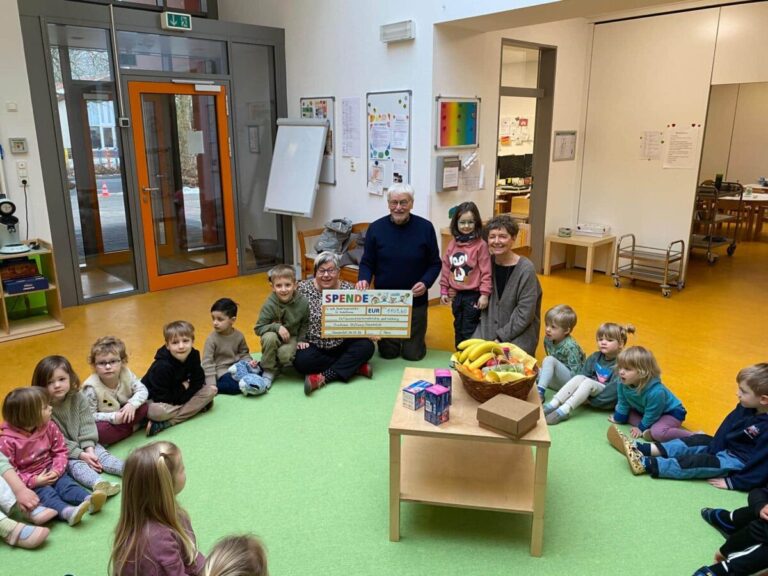 Spendenübergabe in der Kita St. Katharinen. / Foto: Sabrina Lapp in Wüste