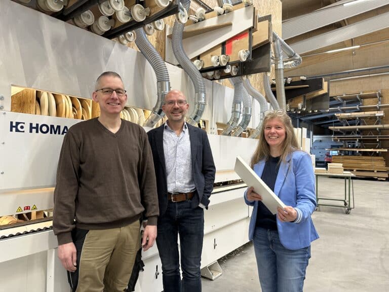 Christian Licher, Geschäftsführer CL Inneneinrichtungen GmbH & Co. KG, führte WIGOS-Geschäftsführer Peter Vahrenkamp und Andrea Frosch vom WIGOS-UnternehmensService durch die neue Produktionsstätte / Foto: Sandra Joachim-Meyer in Bad Iburg
