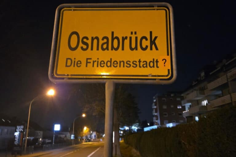 Von Aktivisten beklebtes Ortsschild in Osnabrück. / Foto: Rausmetall in Osnabrück (Gesamtstadt)
