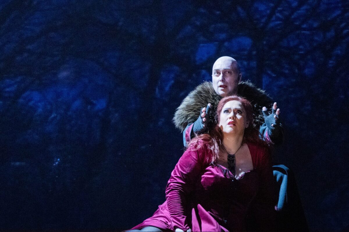 Jan Friedrich Eggers als Merlin und Daniela Tweesmann als Morgana. / Foto: Stephan Glagla