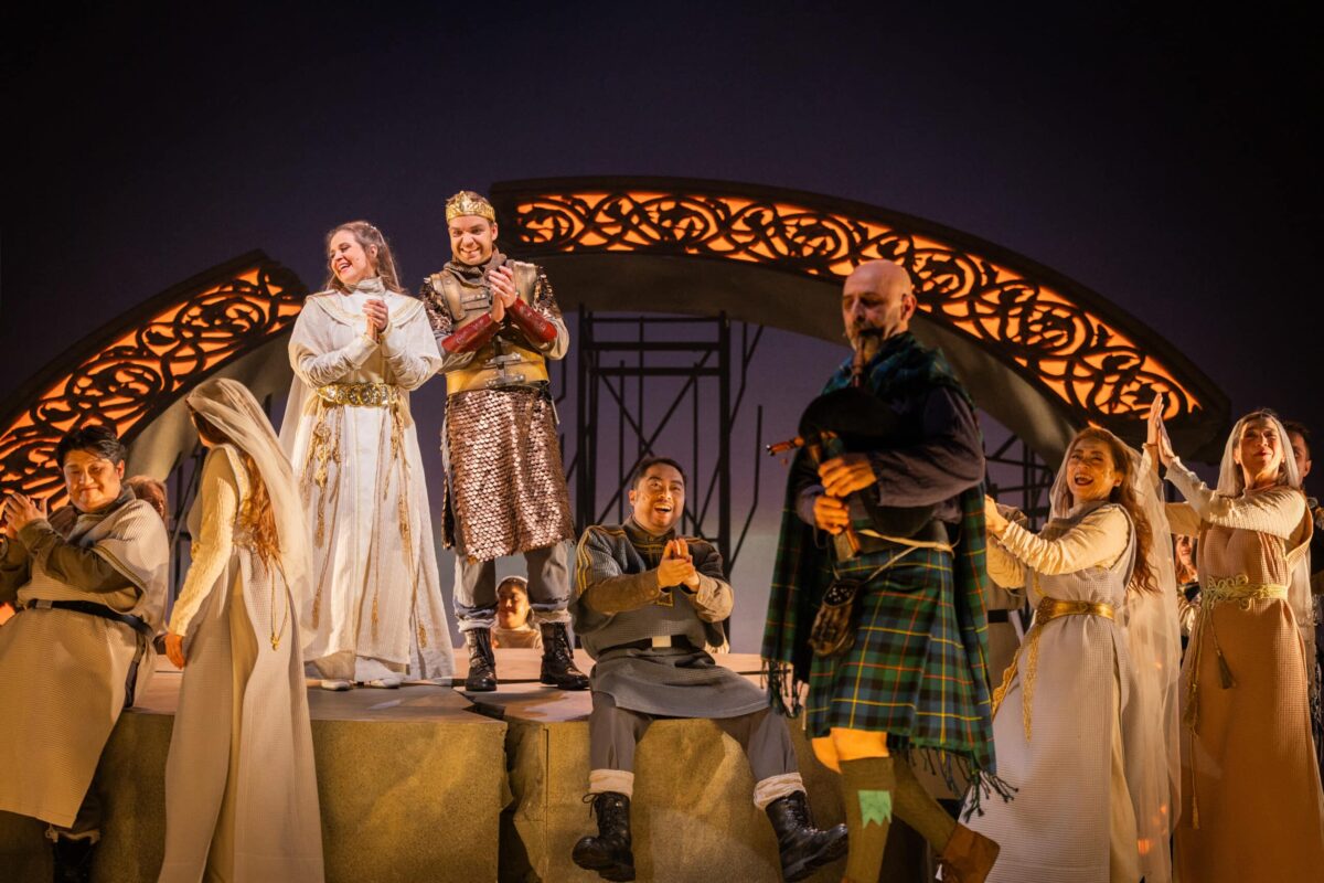 Susanna Edelmann als Guinevere und Jannik Harneit als Artus. / Foto: Stephan Glagla