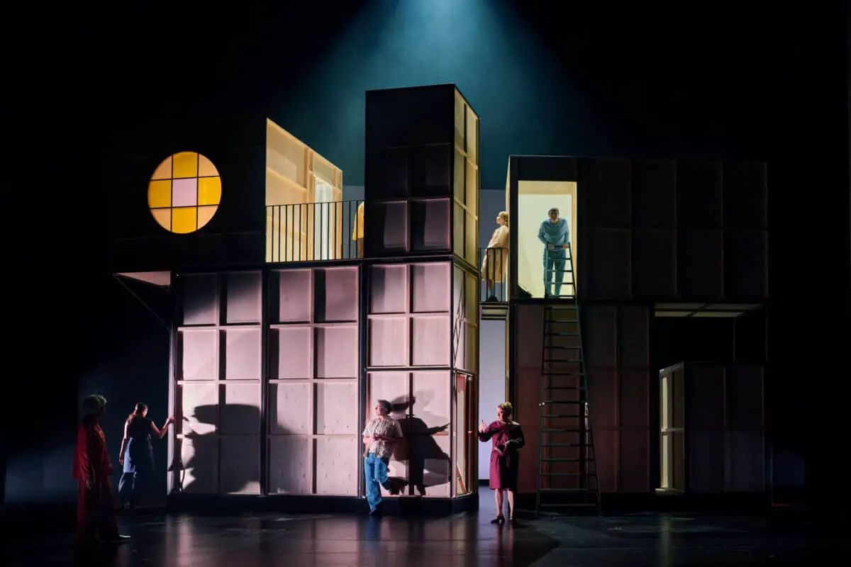 Das Bühnenbild zeigt mehrere Wohnungen und ein Restaurant. / Foto: Joseph Ruben