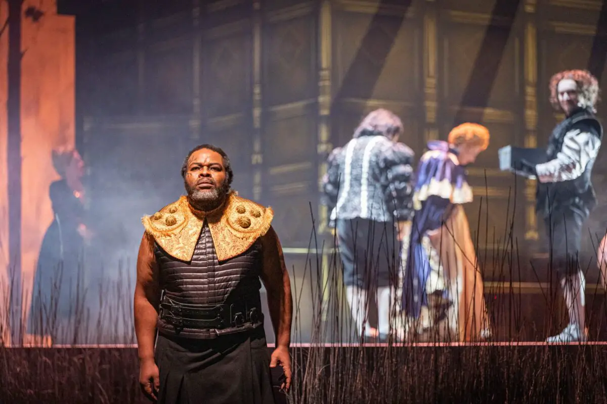 Theo Magongoma als Macbeth. / Foto: Stephan Glagla