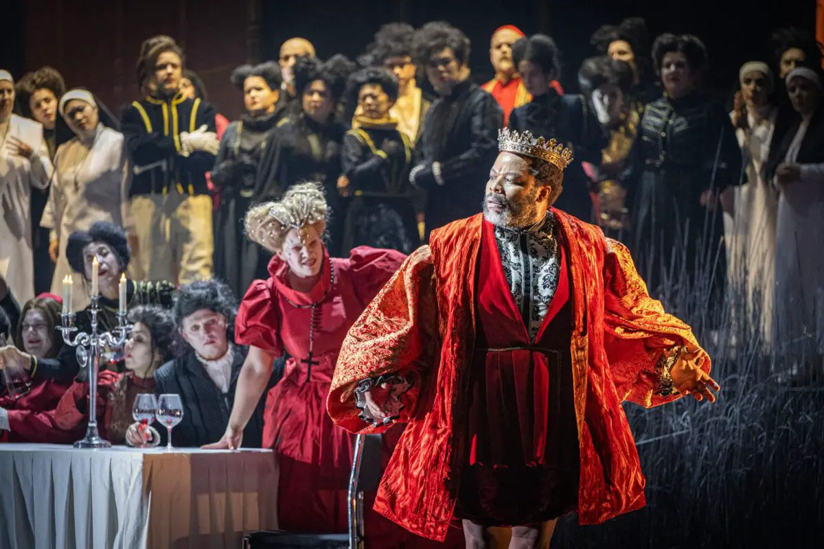 Susann Vent-Wunderlich als Lady Macbeth und Theo Magongoma als Macbeth. / Foto: Stephan Glagla