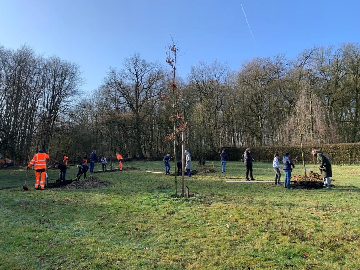 Pflanzaktion „KinderWald“ am Milanweg in Voxtrup mit Kindern der Montessori-Schule. OsnaBRÜCKE Förderer Oliver Rölker nimmt selbst die Schaufel in die Hand und hilft Gärtner Ansgar Brune und einer Schülerin beim Pflanzen. / Foto: OSB, Katrin Hofmann