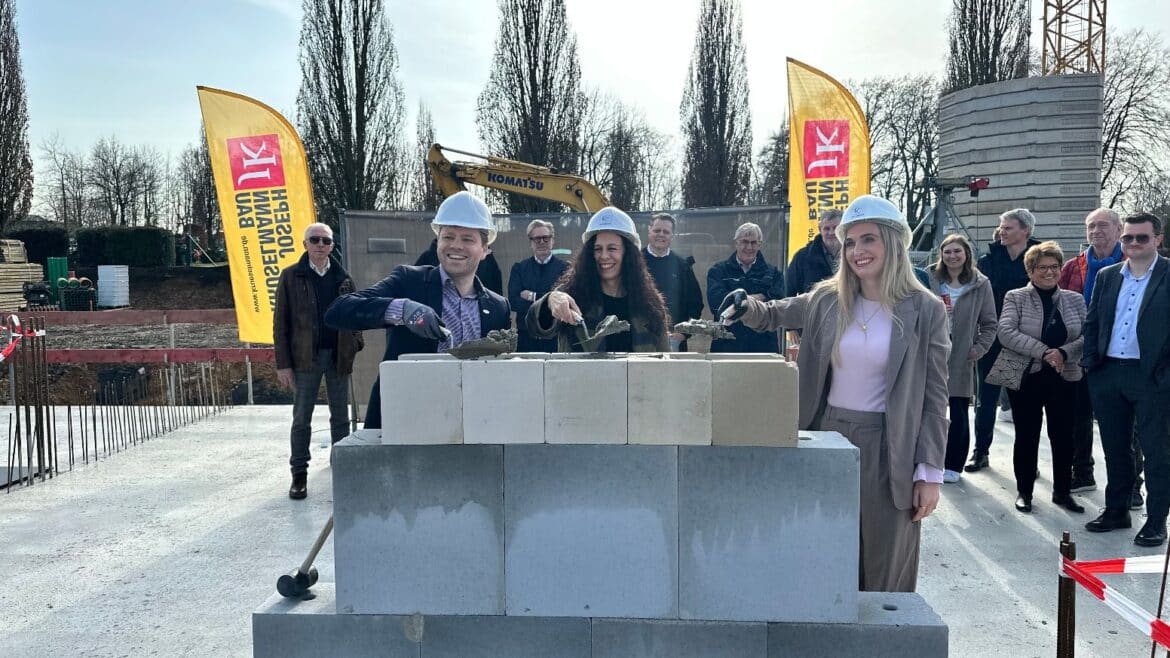 Beim Vergraben der Zeitkapsel: Vorstandsmitglieder Marisa Möller (Mitte) und Nane Nordsiek (Rechts) und Bürgermeister, Philip Middelberg.