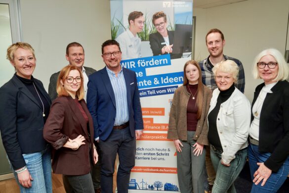 Freuen sich über den Erfolg (v.l.n.r.): Melanie Bruns (Volksbank Düte-Ems, Bereichsleitung Personal), Annika Witte (Servicestelle Schule-Wirtschaft, MaßArbeit kAäöR), Andreas Schwich (Volksbank Düte-Ems), Lars Hellmers (Vorstand, MaßArbeit kAöR), Sophia Wegner (Schülerin Klasse 10, Realschule Georgsmarienhütte), Dominik Hackmann (Berufsorientierungsbeauftragter, Realschule Georgsmarienhütte), Kristina Flaßpöhler (Ausbildungslotsin, MaßArbeit kAöR) und Barbara Stahl (Schulleiterin, Realschule Georgsmarienhütte). 