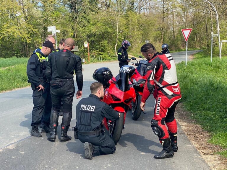 Start Motorradsaison: Technischen Überprüfung eines Motorrads / Foto: Polizeidirektion Osnabrück in Landkreis Osnabrück (Region)