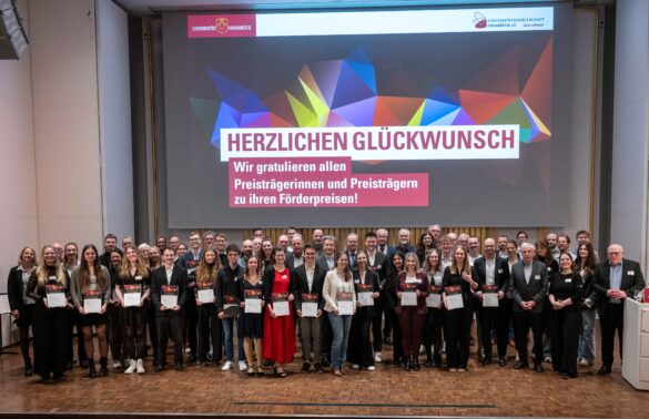 Die Preisträgerinnen und Preisträger mit den Stiftenden. / Foto: Hermann Pentermann