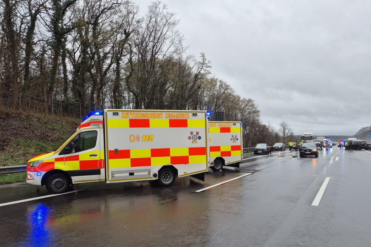 Massenkarambolage im Hagelschauer auf der Autobahn A1 bei Osnabrück fordert fünf Verletzte Massenkarambolage auf der A1. / Foto: Heiko Westermann